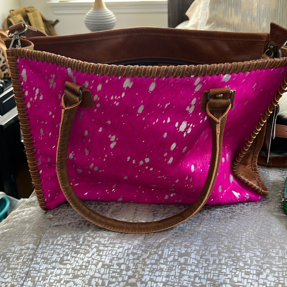 Acid washed tote with shoulder step. Leather and cowhide